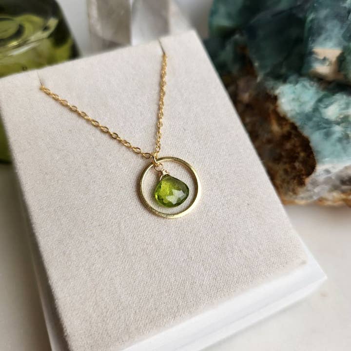 Peridot Indeni Guld Cirkel Vedhæng Halskæde for engroshandel hos Edgy Petal Jewelry