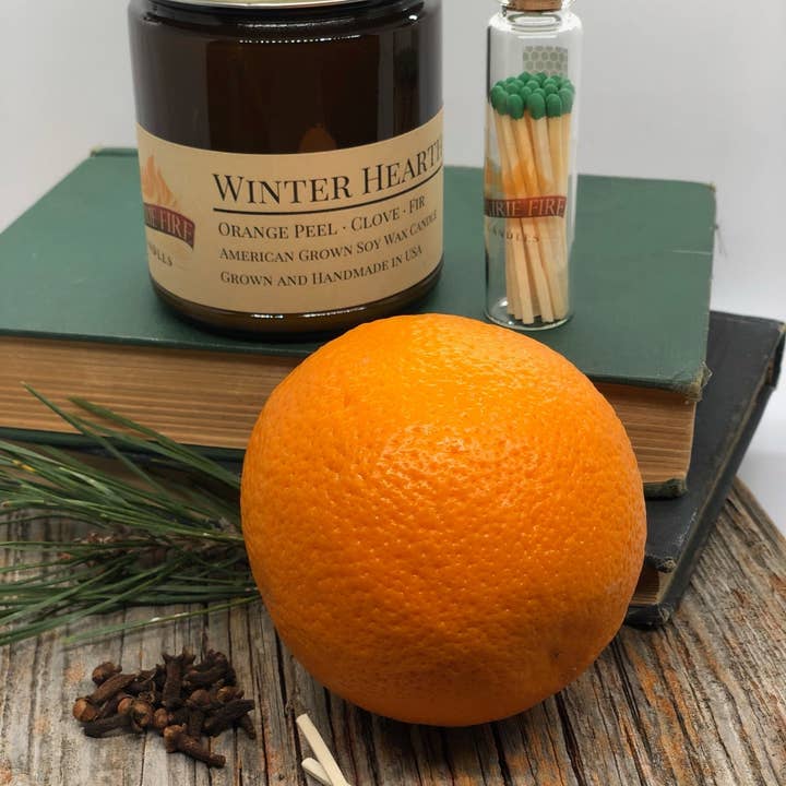 Prairie Fire Candles – Großhandel Kerze im Glas / gefüllte Kerze – Winter Hearth Sojakerze | Apothekerglas aus Bernstein, 9 oz