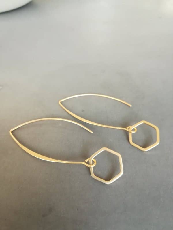 Brincos dourados foscos com gancho longo e hexágono aberto por atacado de Lily