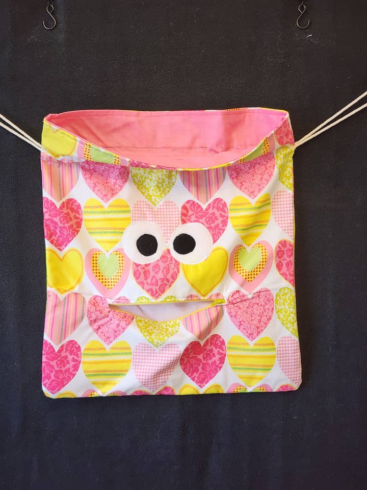 Sac à cordon Chomper Buddy, Démence Alzheimer, Sac de couchage, Sac Cœurs pour la vente par Peek A Boo Plush