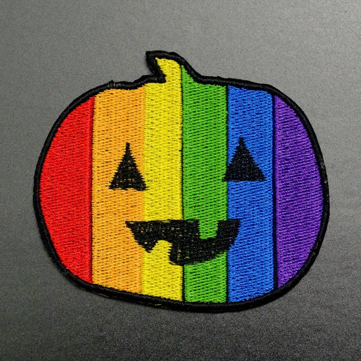 Écusson thermocollant Pride Queer en forme de citrouille pour la vente par Junkyard Witch