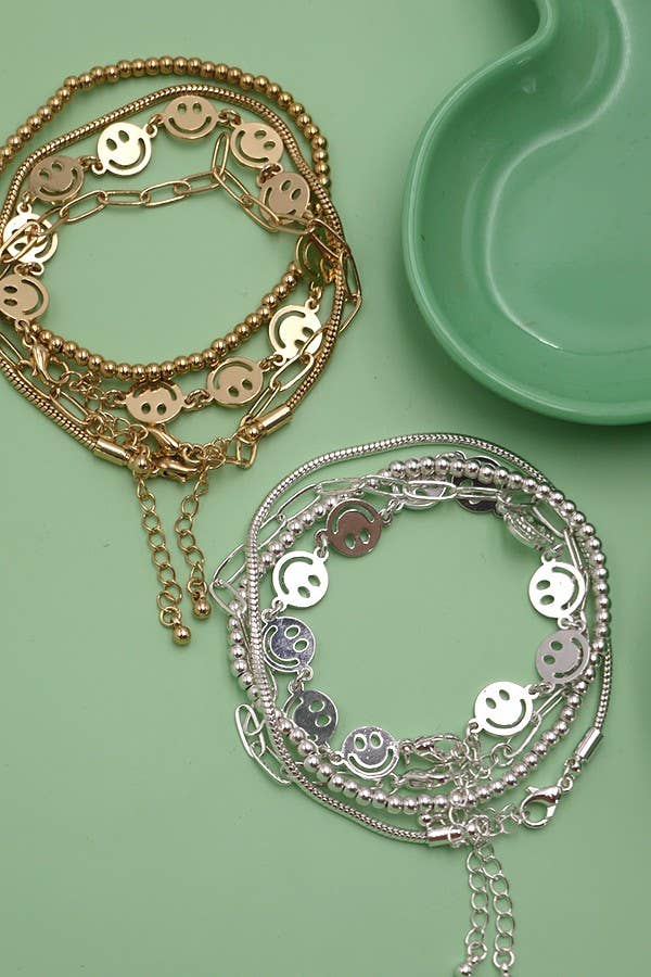 JOSSLYN by wall to wall – Conjunto de joias por atacado – Conjunto de 4 Pulseiras com Corrente de Cobra e Contas com Smiley | 71B210973