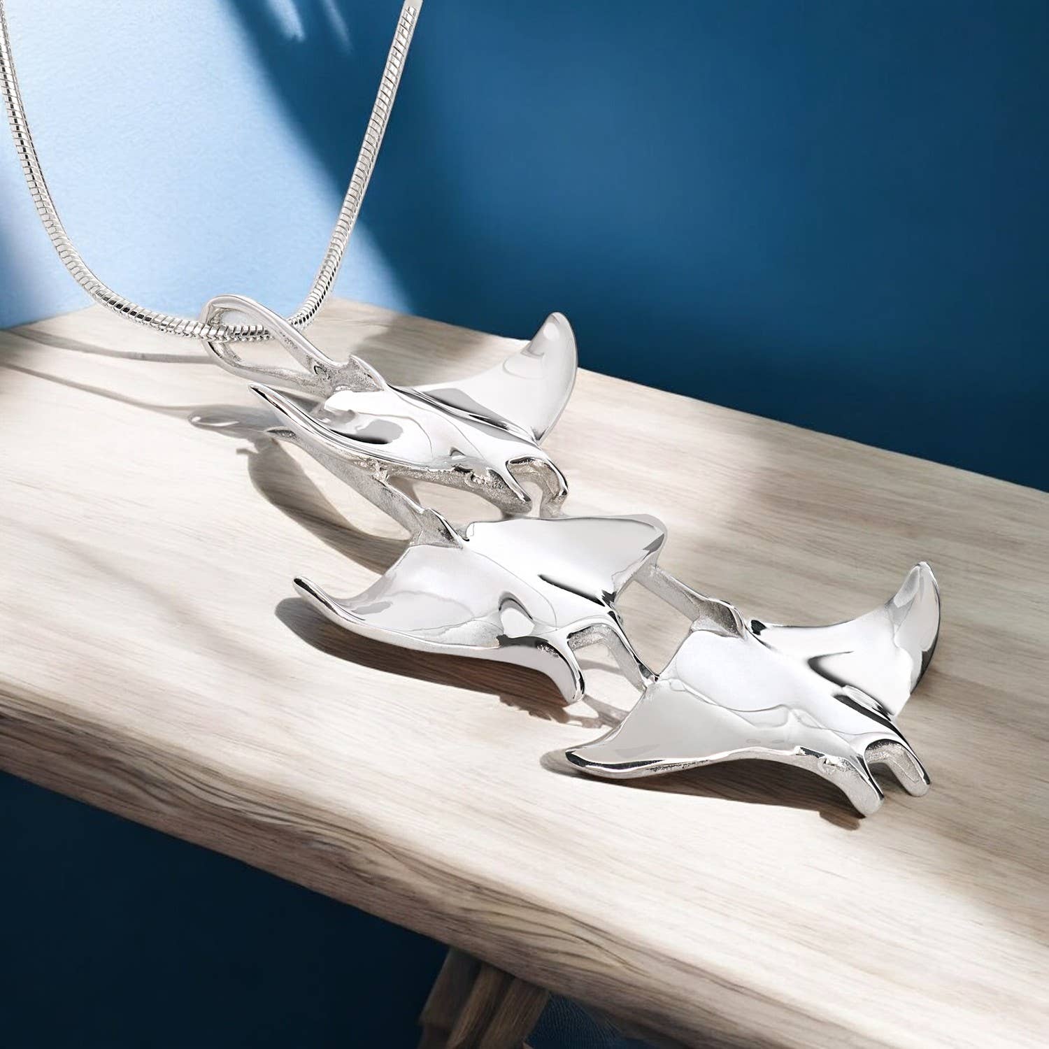 Big Blue by Roland St John - Vendita all'ingrosso Collana con ciondolo/pendaglio - Collana Ocean In Motion con trigoni manta1