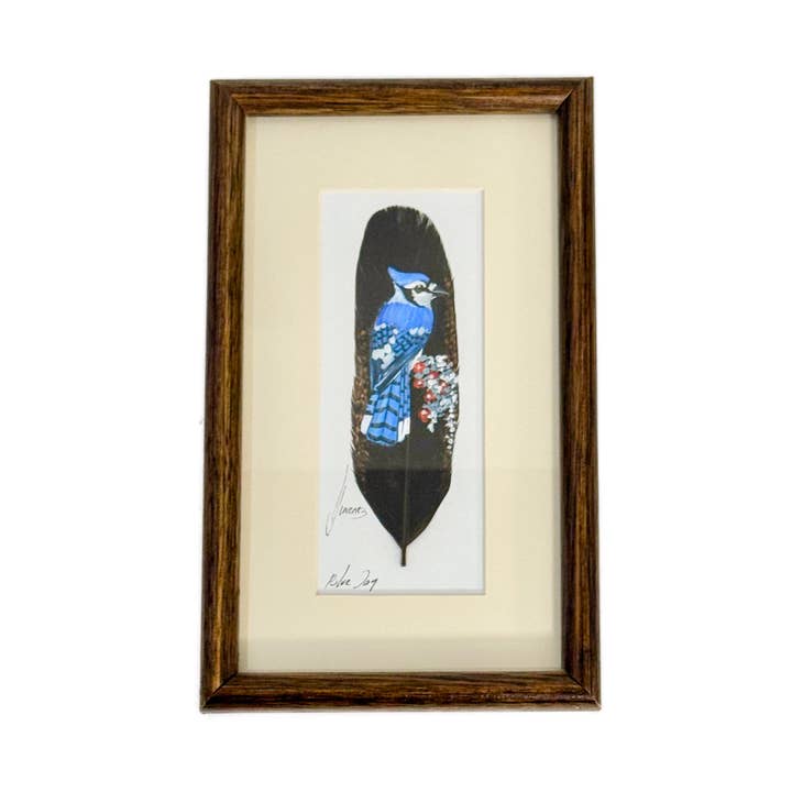 Arte degli uccelli su piume: Blue Jay per la vendita all'ingrosso da parte di Mundo Handmade