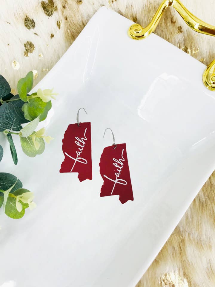 Boucles d'oreilles en cuir rouge « Faith » du Mississippi - E19-2222 pour la vente par Magnolia & Peach Jewelry Boutique, LLC