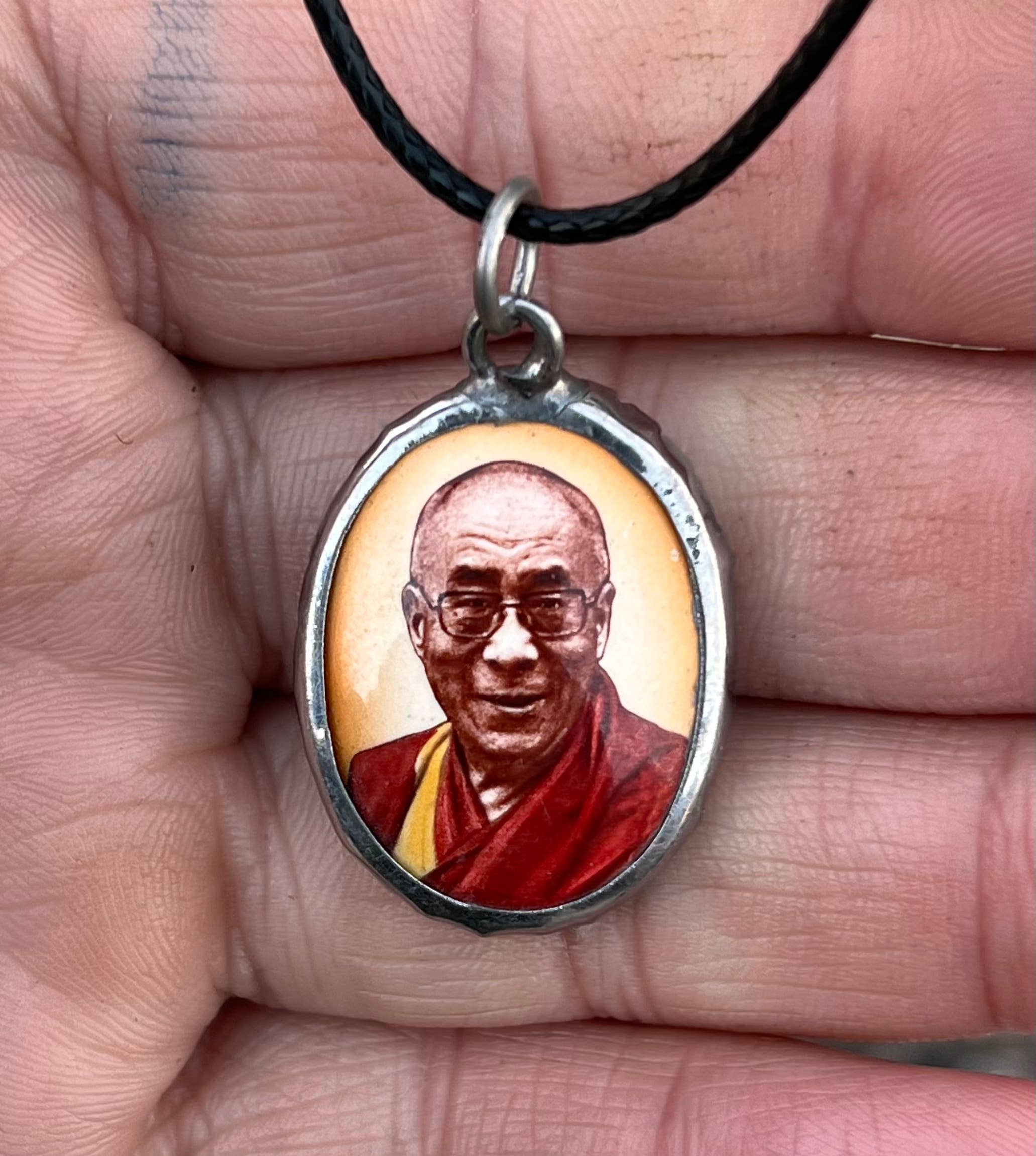 Lungta Imports – Colar pingente/pendente por atacado – Dalai Lama Pendente Esmalte Yoga Fio Jóias8