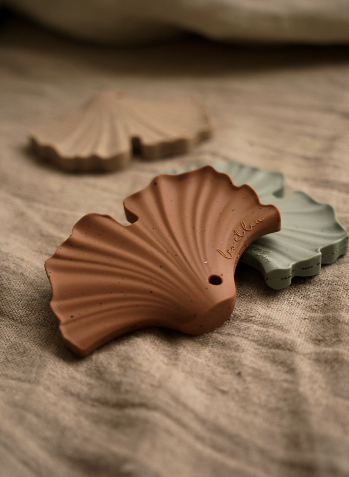 leo et lea france - Vente Anneau de dentition sans clip – bébé - Hochet de dentition Gingko en silicone leo et lea7