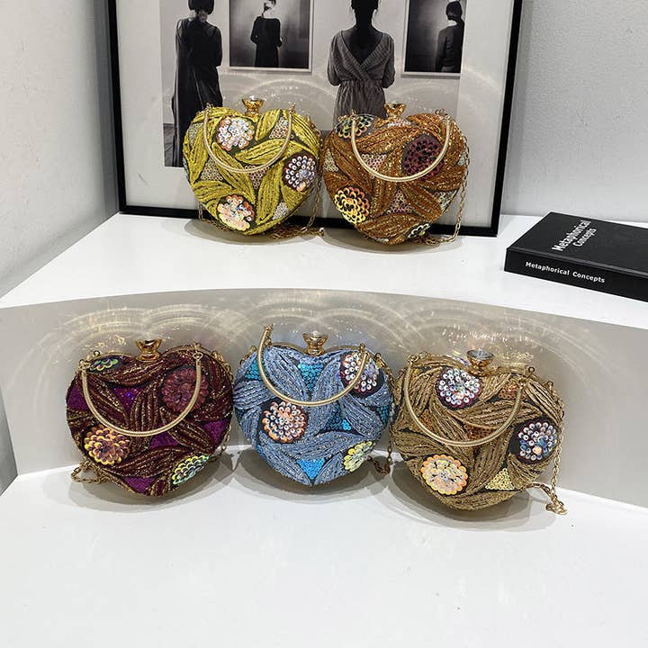 Sac à bandoulière de soirée à sequins en forme de cœur rétro et élégant pour la vente par SALINA TRADING INC