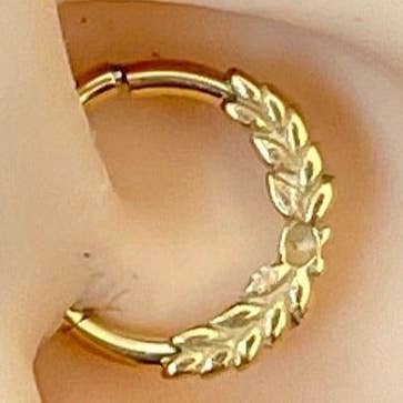 Boucle d'oreille Daith en forme de feuille d'or (16 g | 8 mm | acier chirurgical | or, argent ou or rose) pour la vente par Elara Body Jewelry