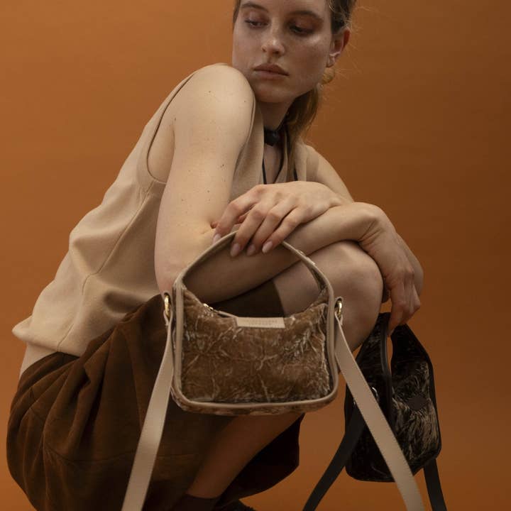 BRIOCHE BAG mini velvet sand für den Großhandel von TIEFENBACHER LEHMANN
