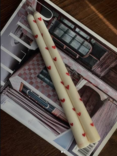 Bougie conique cœur peint à la main pour la vente par Eloise and Oliver