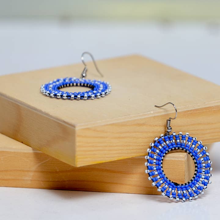 Perlenohrringe - Blau & Tupfen für den Großhandel von Zuri Styles