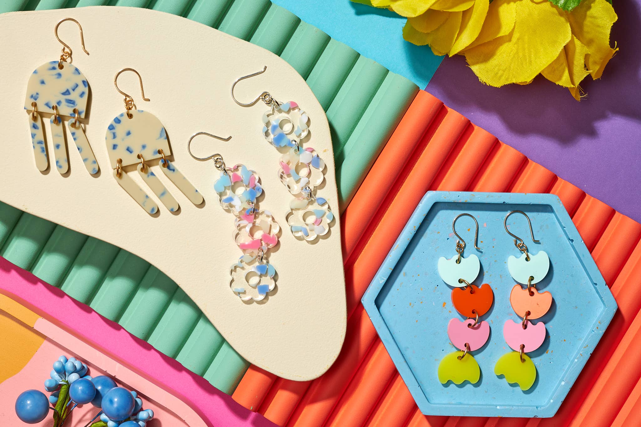 The Lost & Found - Wholesale Dangle Earrings - Retro Daisy Drops "Primary"8