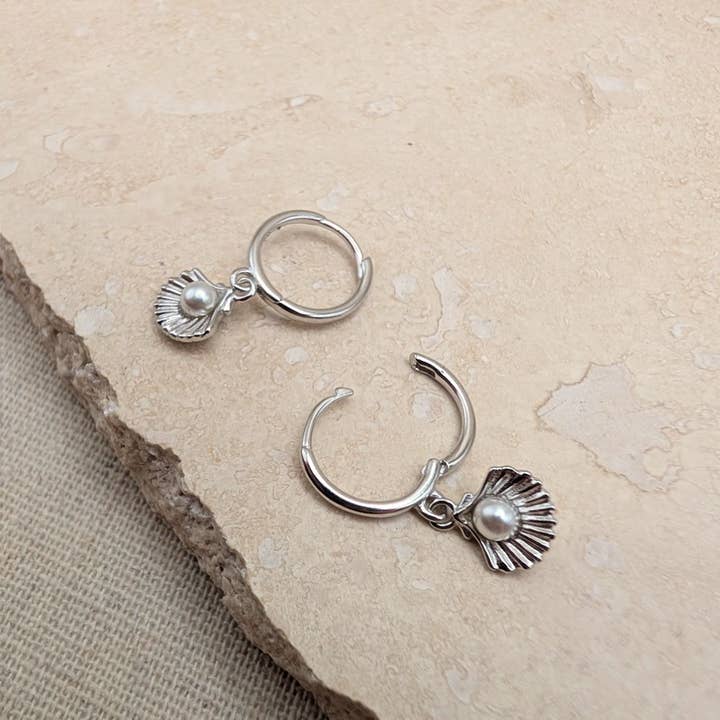 Zilveren Schelp en Parel Bedel Oorringen voor wholesale door Little Nell Jewellery
