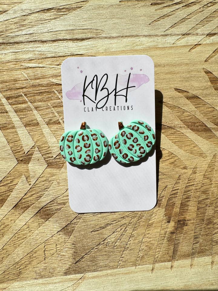 Mintkleurige oorbellen met luipaardprint en studs in klei voor wholesale door KBH CREATIONS