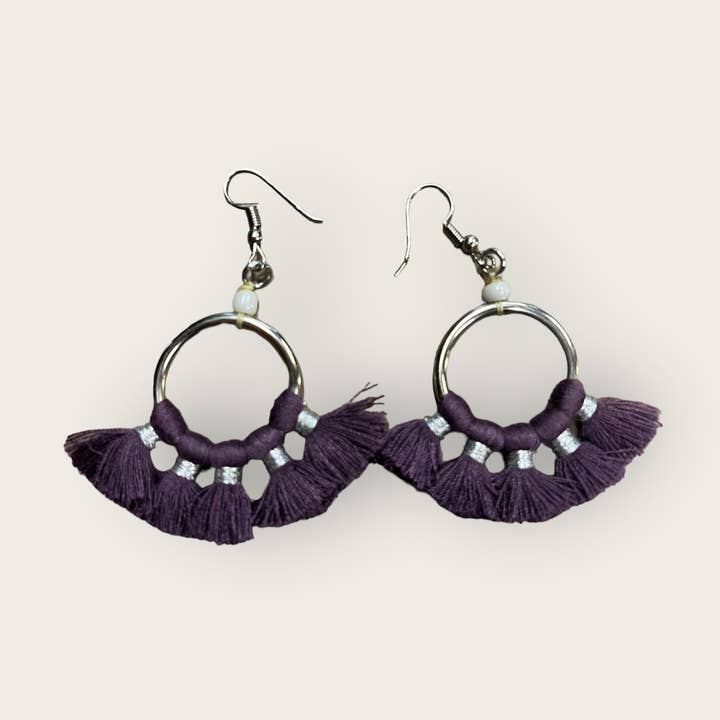 oorbellen van macramé en metaal, handgemaakt in Bali voor wholesale door Jade Pottery & DIY Studio