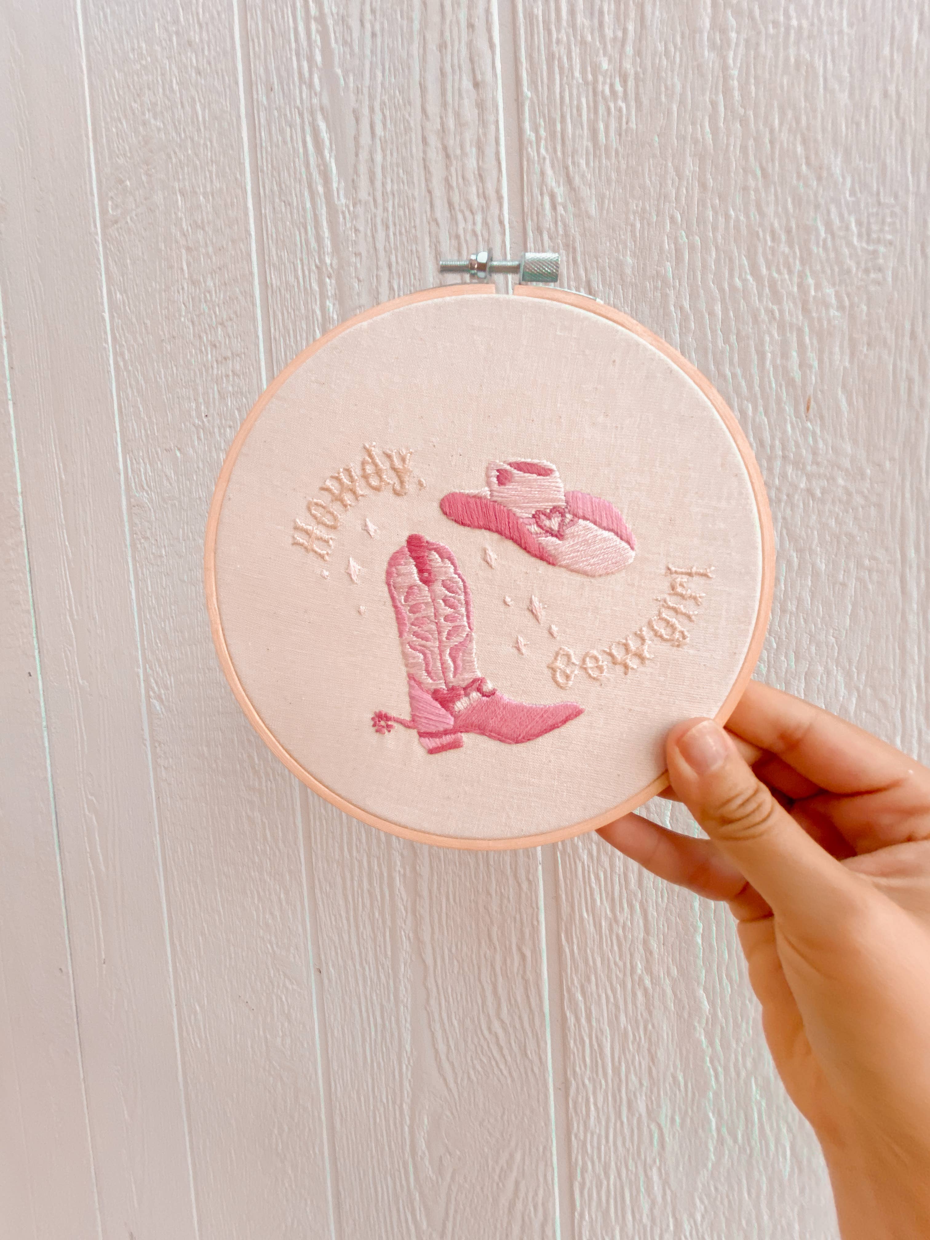 Sunday Mornings Shop LLC - Venta al por mayor Material para bordado/punto de cruz - Kit de bordado para principiantes: kit de bordado Howdy, Cowgirl1