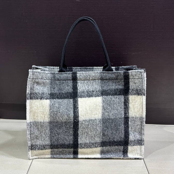 Saco de compras de ombro em feltro com padrão xadrez cinza e outras tendências em Compre saco xadrez B2B. Devoluções gratuitas e condições de pagamento a 60 dias na Faire na Faire.