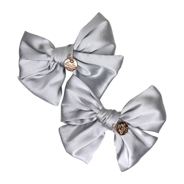 Serenity Doppelclip mit Seidenschleife, silberfarben für den Großhandel von Halo Luxe