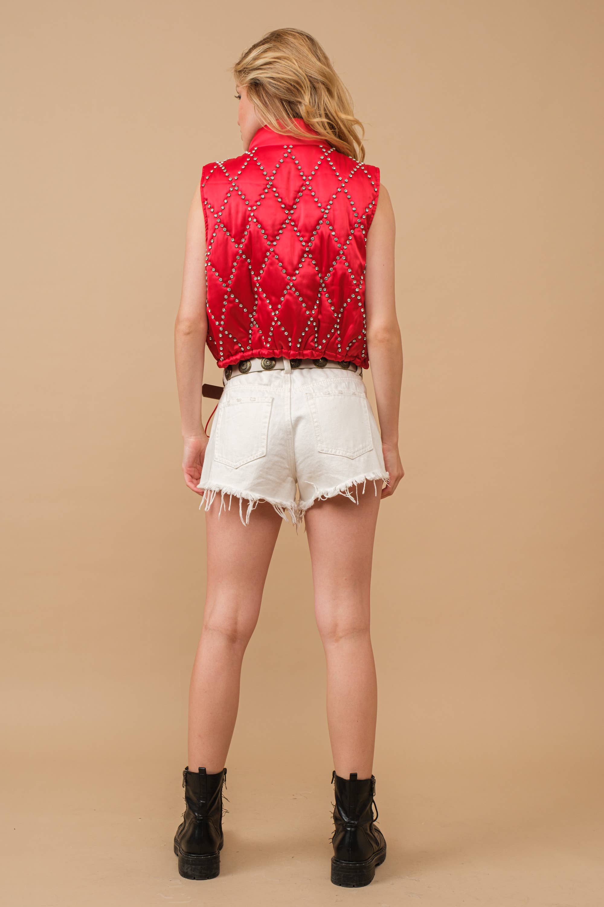 Blue B - Vendita all'ingrosso Gilè imbottito - Donna - Gilet crop imbottito lucido con borchie e zip25