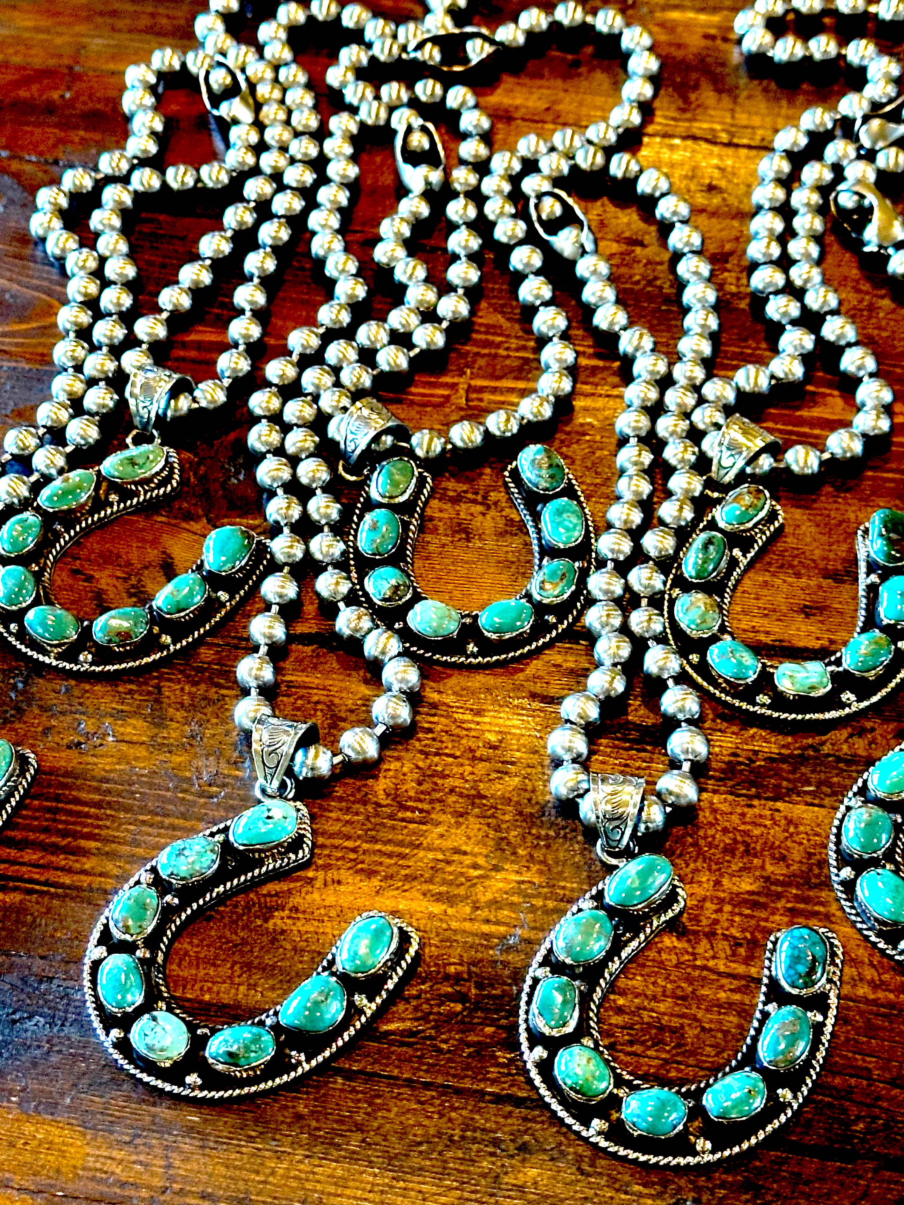 Fleurdesignz Western Jewelry – Engroshandel Halskæde med vedhæng – Turkis hestesko vedhæng halskæde1