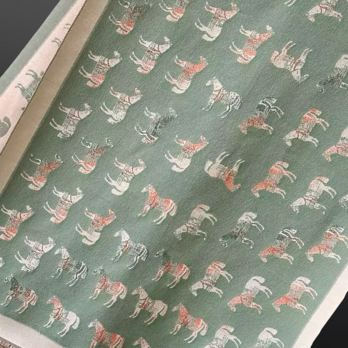 Westrian International - Vente Écharpe – femme - Écharpe Équestre Western "Chevaux d'Hiver"0