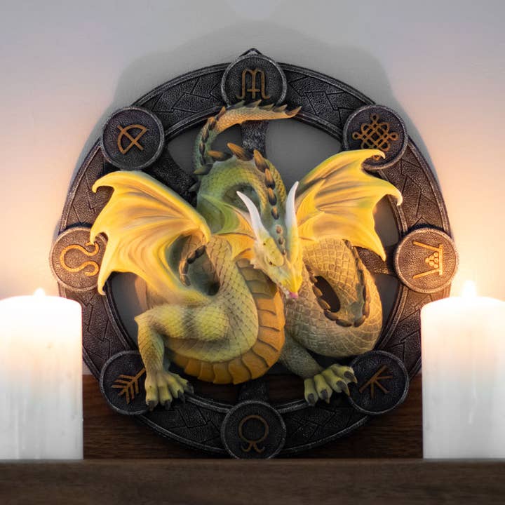 Placa de pared de resina con diseño de dragón Mabon de Anne Stokes para venta al por mayor de Something Different Wholesale