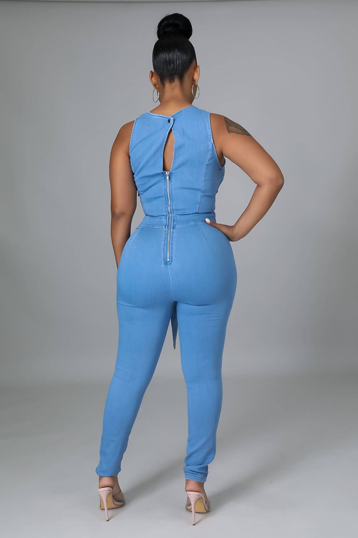 5besties inc – wholesale Jumpsuit - Dam – Jeansoverall med utskuret mönster och knytning9