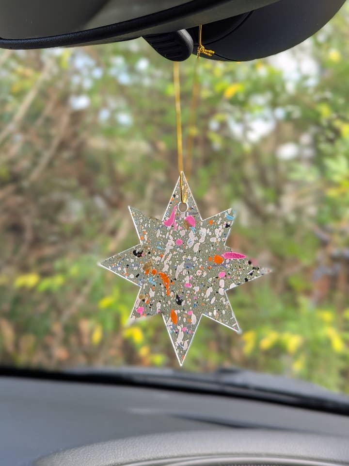 Rückspiegelanhänger: Handbemalter Stern für den Großhandel von Savvie Studio