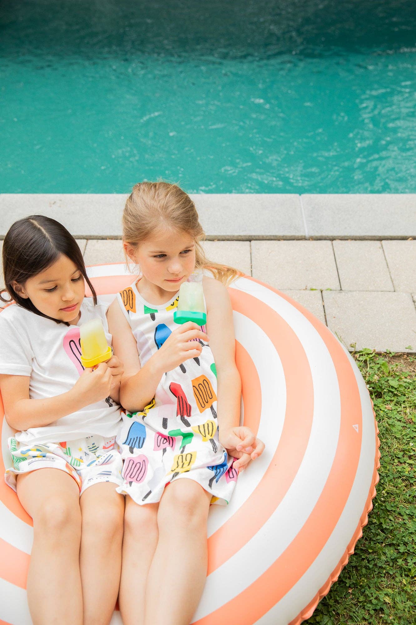 Natürlich Kleid für Kinder aus recycelter Baumwolle in Eis am Stiel-Optik für den Großhandel auf Faire5