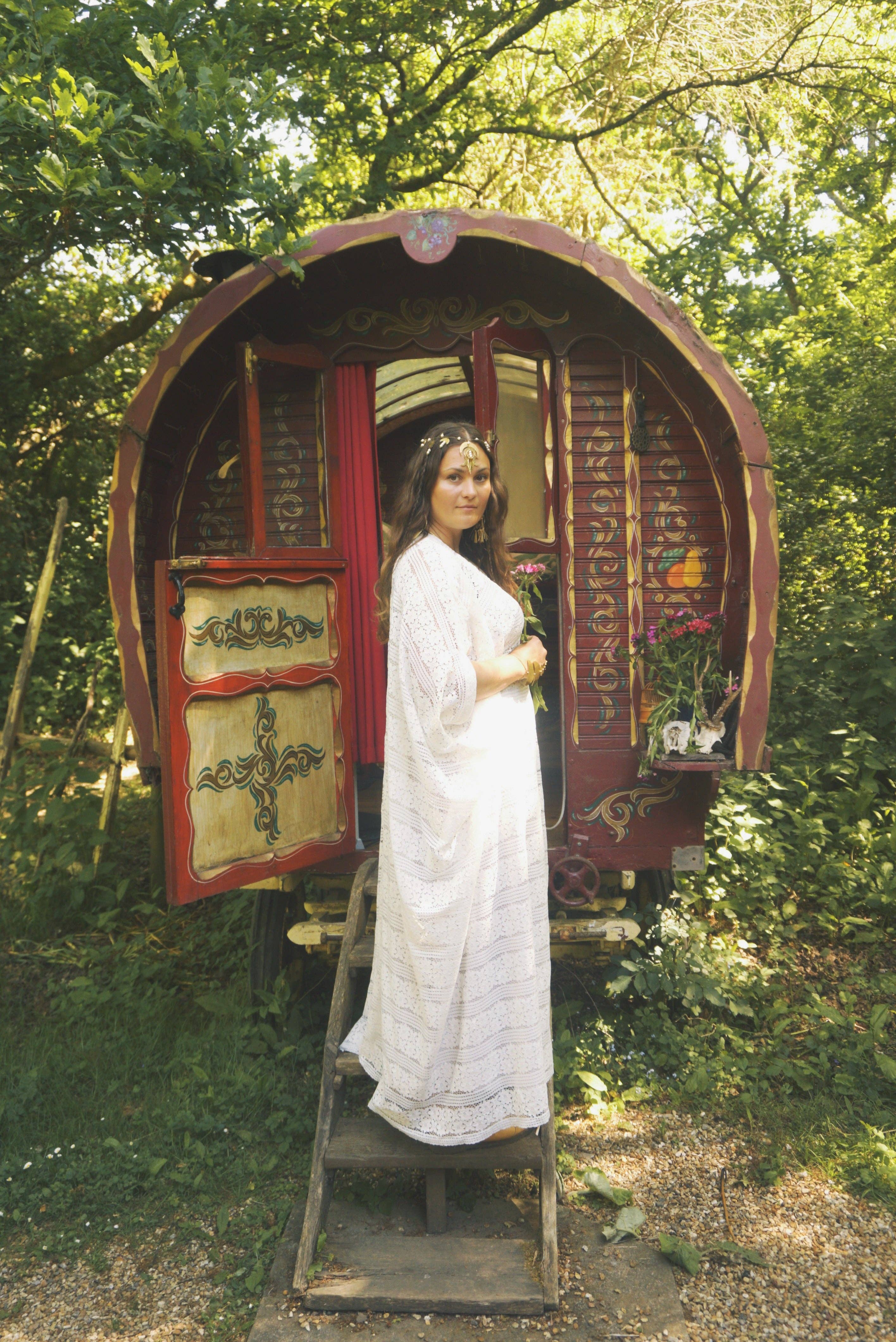 Fumbalinas - Vente Caftan – femme - Robe Caftan en Dentelle Blanche à Rayures Luna Veil4