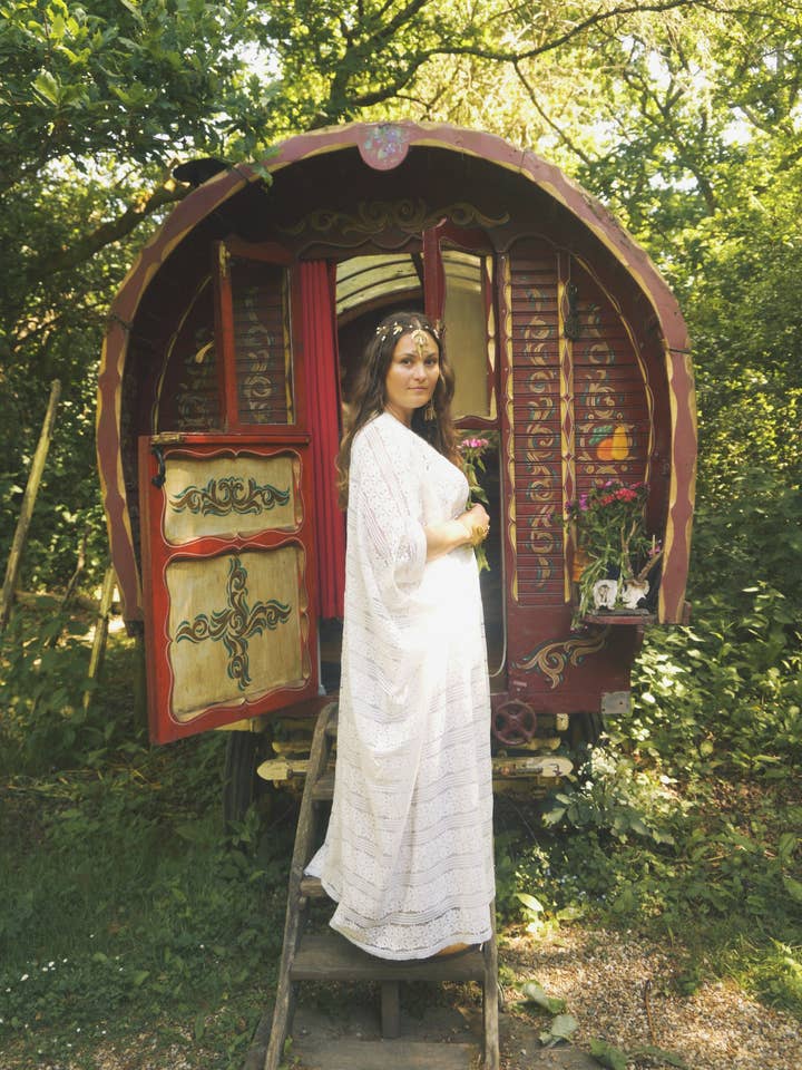 Fumbalinas - Vente Caftan – femme - Robe Caftan en Dentelle Blanche à Rayures Luna Veil4