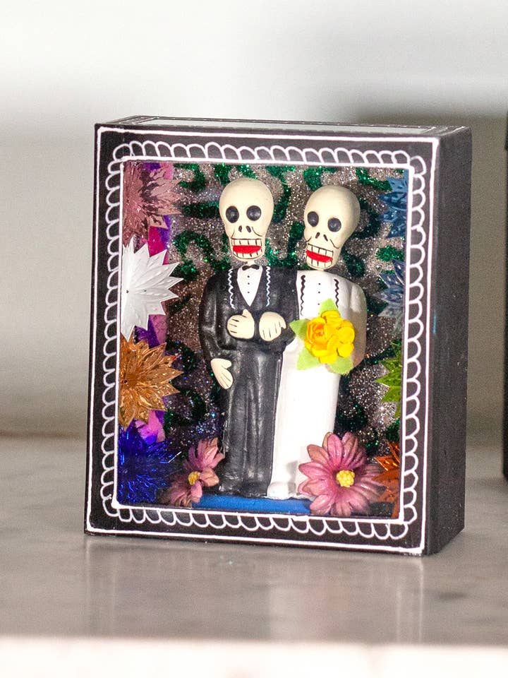 Married Showcase - Male Couple for wholesale by Tienda Esquipulas distribution