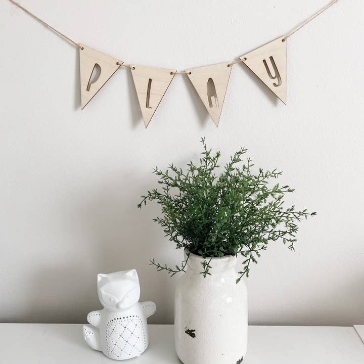 Bannière murale en bois « Play » pour la vente par The Little Loon Co.