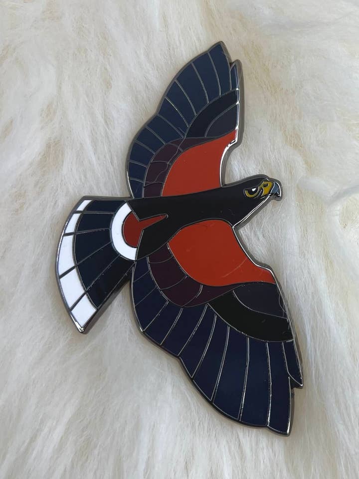Harris Hawk Haarnadel aus hartem Email | Falkennadel | Vogelnadel | Art Deco für den Großhandel von Roamin' Bison Workshop