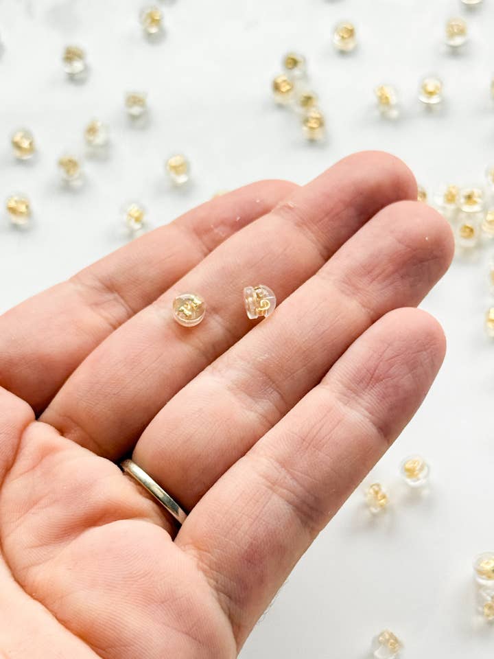 100 pezzi di fermagli per orecchini a farfalla in silicone placcati in oro 18K per la vendita all'ingrosso da parte di Tera Clay