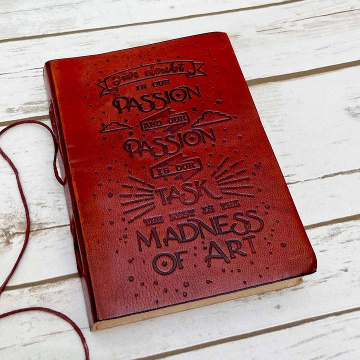 Soothi | Containers Of Creativity – Großhandel Tagebuch – Lederjournal mit Zitat „Unser Zweifel ist unsere Passion“ — 5 x 7 gefüttert4