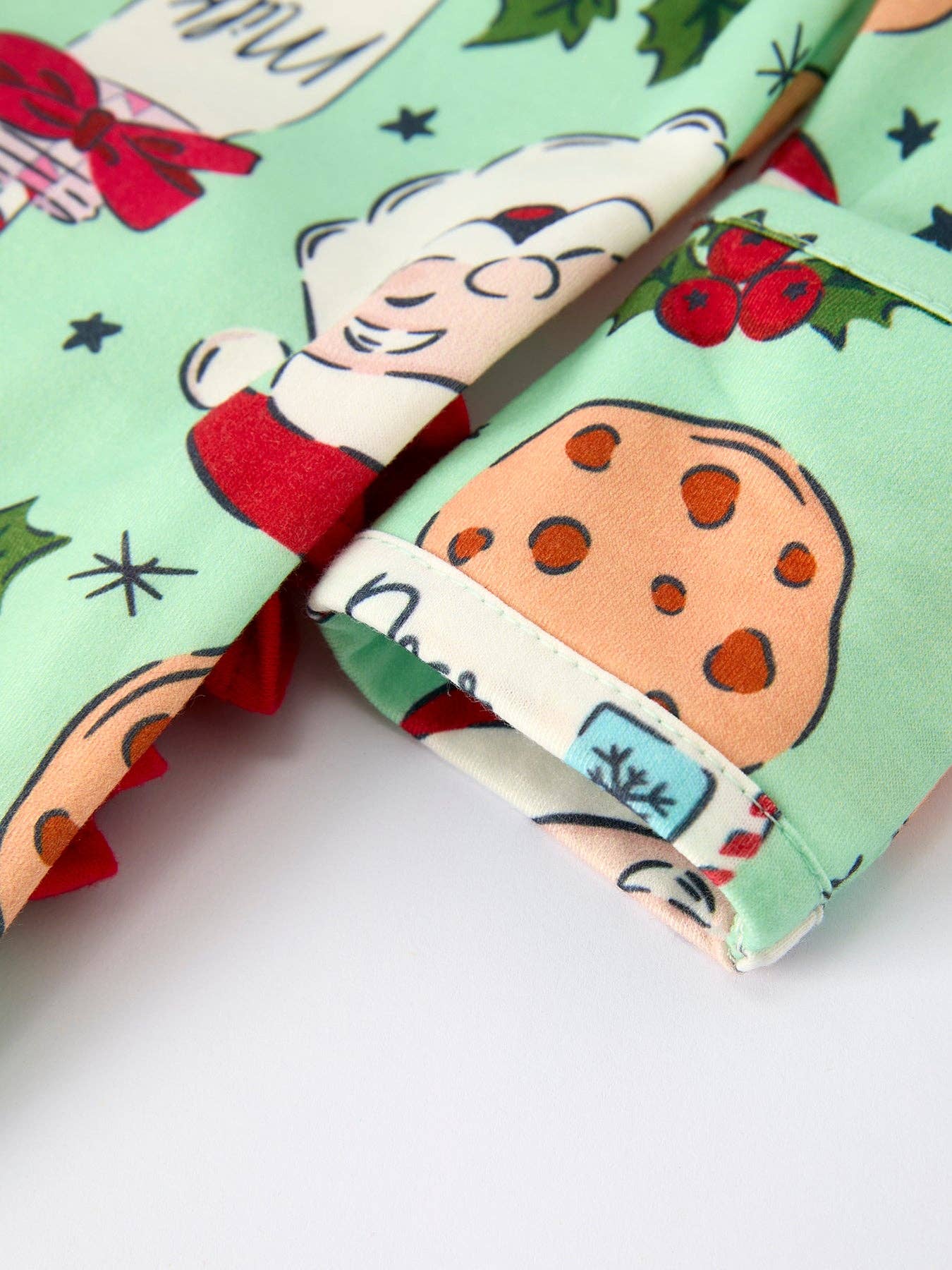 Rylee Faith Designs - Vente Barboteuse – bébé - Barboteuse de Noël pour bébé fille avec imprimé Père Noël et détail nœud rouge3