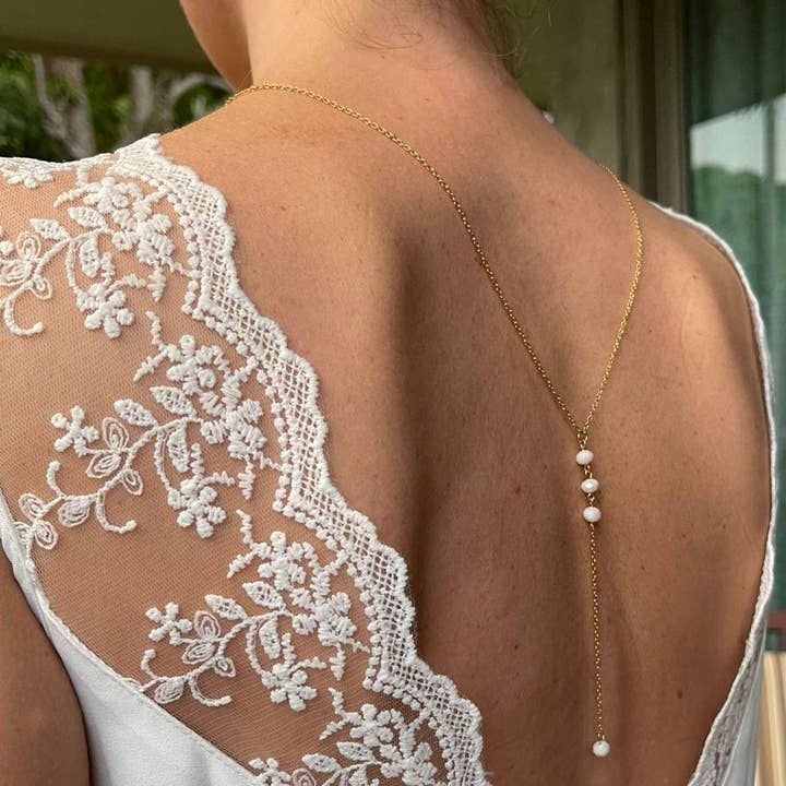 Collier dos nu à perles rose poudré - Bijou de mariée pour la vente par L'atelier du 6