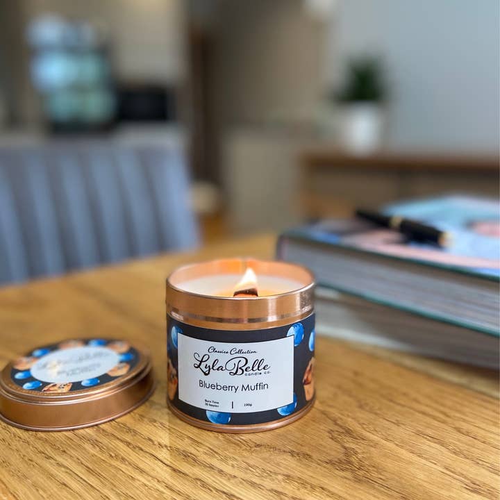 Blueberry Muffin Tin Candle for engroshandel hos Lyla Belle Candle Co.