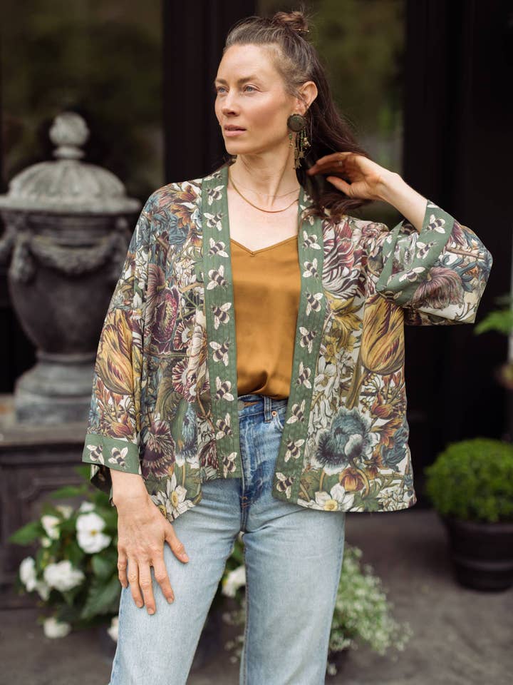 Liefde Groeit Wild Pixie Duster Verkorte Kimono met Bijen voor wholesale door Market of Stars (Worldwide)