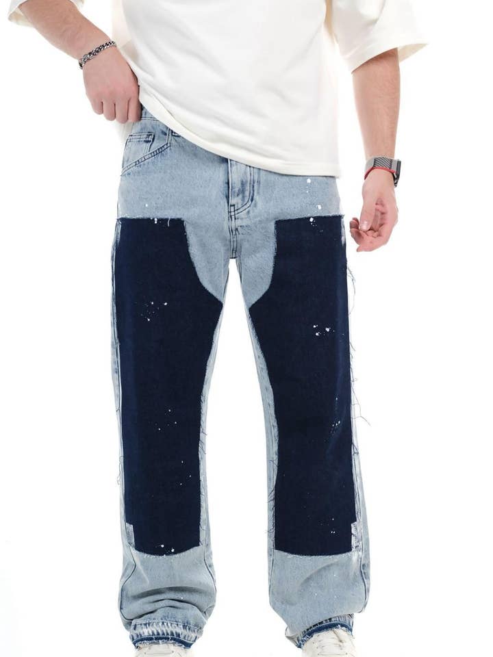 Herrjeans i tvåfärgad lappad baggy denim med färgstänk 0125C1136 för wholesale av Monocloth