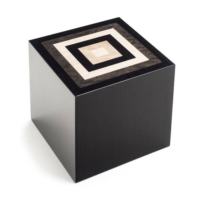 Urne funéraire en bois laqué italien fait main « Piazza » pour la vente par Modern Memorials