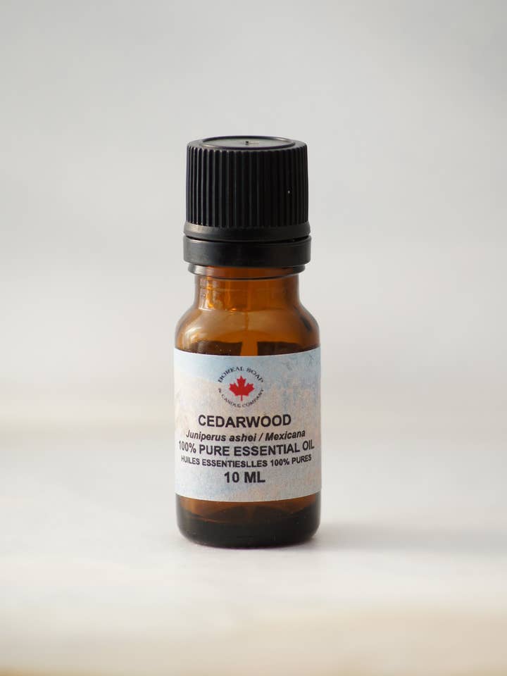 10 ml di olio essenziale di legno di cedro per la vendita all'ingrosso da parte di Boreal Soap and Candle Company Inc.