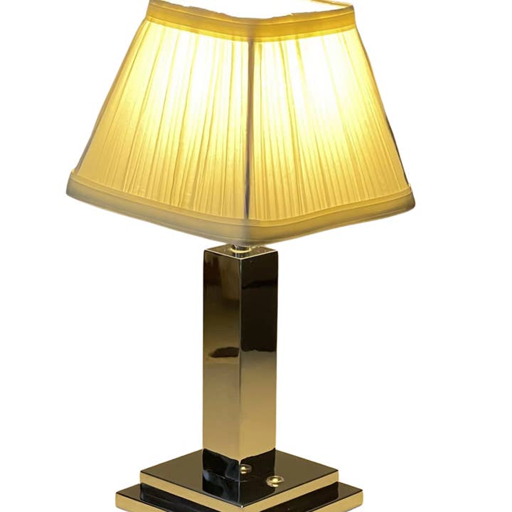 Candeeiro de Mesa Recarregável – Base Quadrada Prateada, Abajur Plissado Marfim por atacado de The Enchanted Home