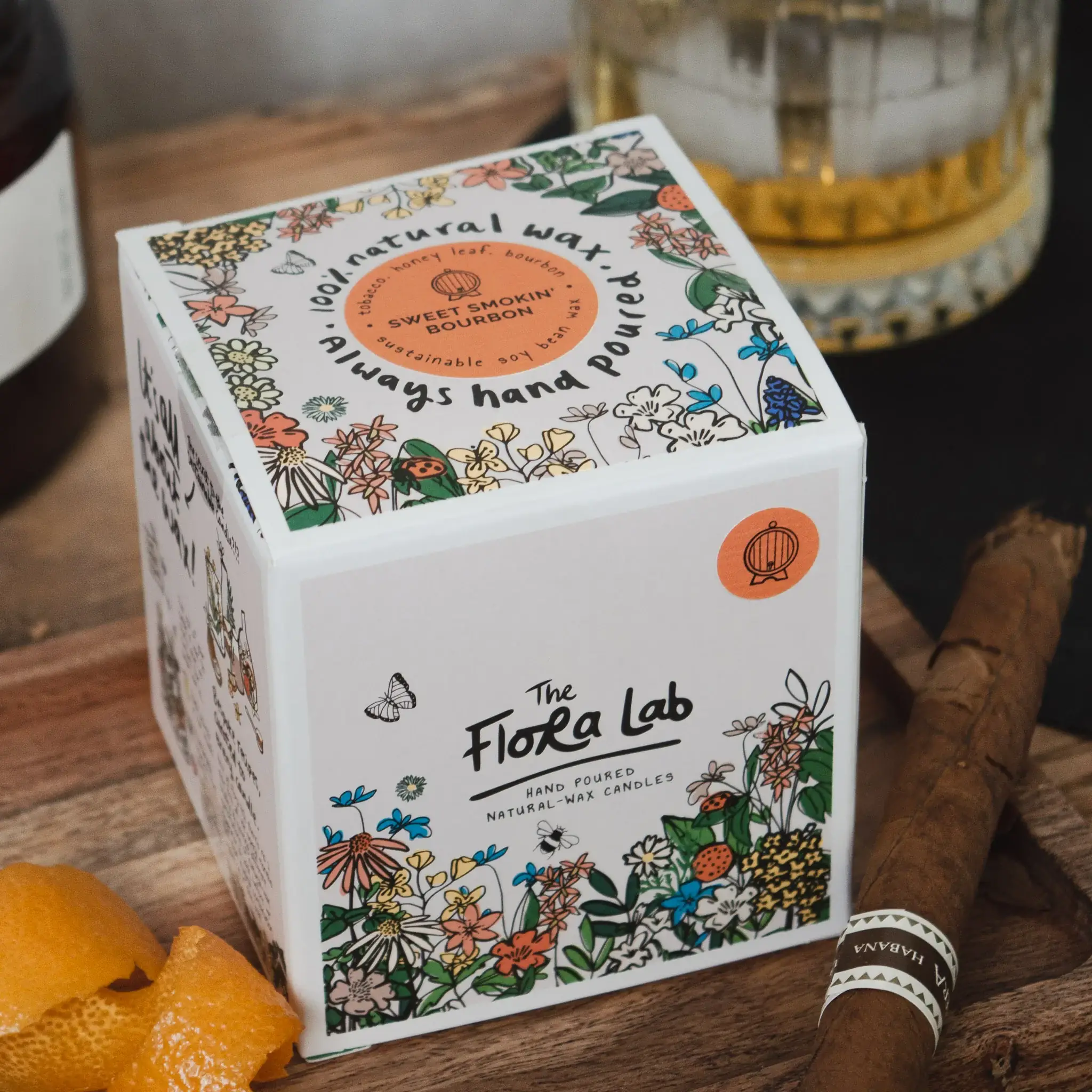 The Flora Lab | Hand Poured Natural-Wax Candles – Großhandel Kerze im Glas / gefüllte Kerze – Süßer Rauchiger Bourbon Sojakerze | Tabakkerze | Herrenduft2