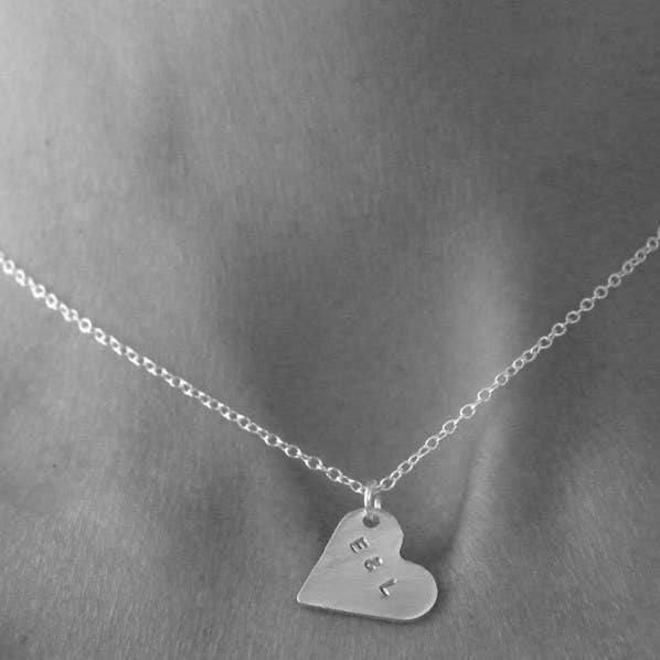 Collar de plata con colgante de corazón grabado a mano para venta al por mayor de SteamyLab