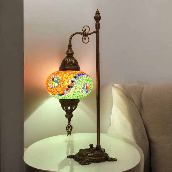 Import Corner - Wholesale Accent/bureaulamp - 85117: 7" GEPRINTE MOZAÏEK KAP "LANTAARNPAAL" TAFELLAMP - LED1