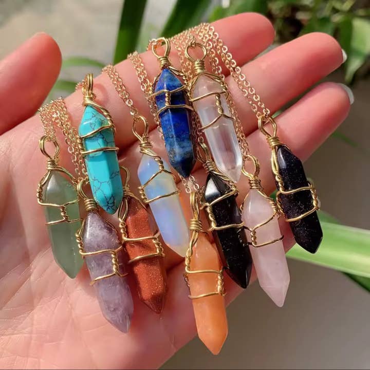 Collier en Cristal – Pendentif en Pierre de Guérison Enveloppé de Fil pour l'Énergie et la Protection pour la vente par Earth's Gems BTQ