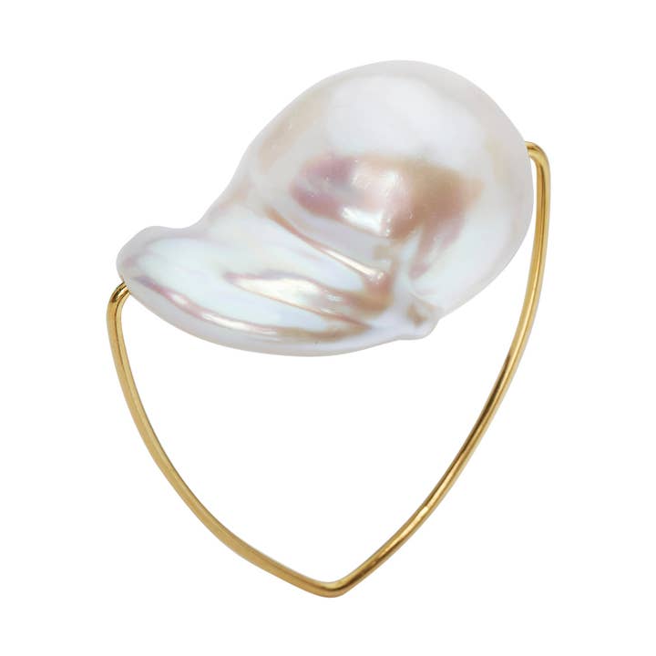 Medium Triangle Lobe Huggers med hvide ferskvand barokke perler for engroshandel hos Melissa McArthur - Jewellery Made in London